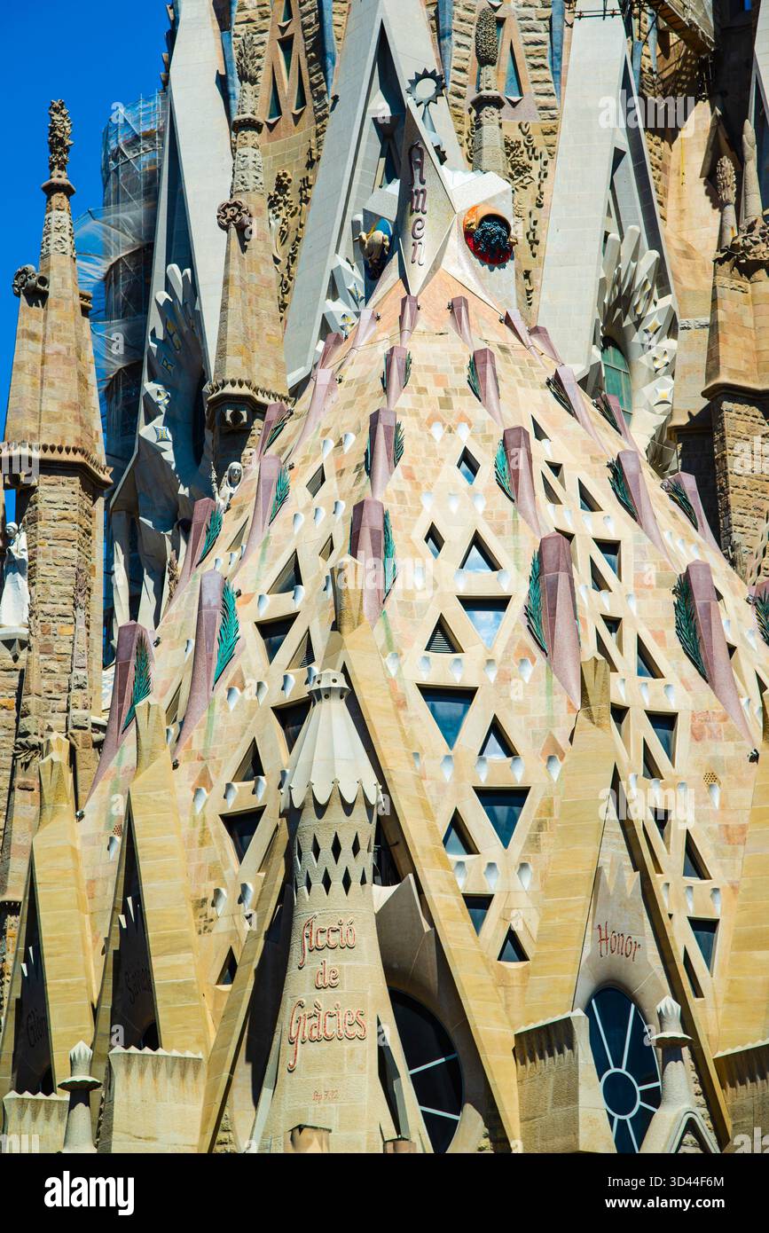 Barcellona, Spagna - 12 luglio 2025: Le splendide torri della basilica della Sagrada Familia a Barcellona, Spagna Foto Stock