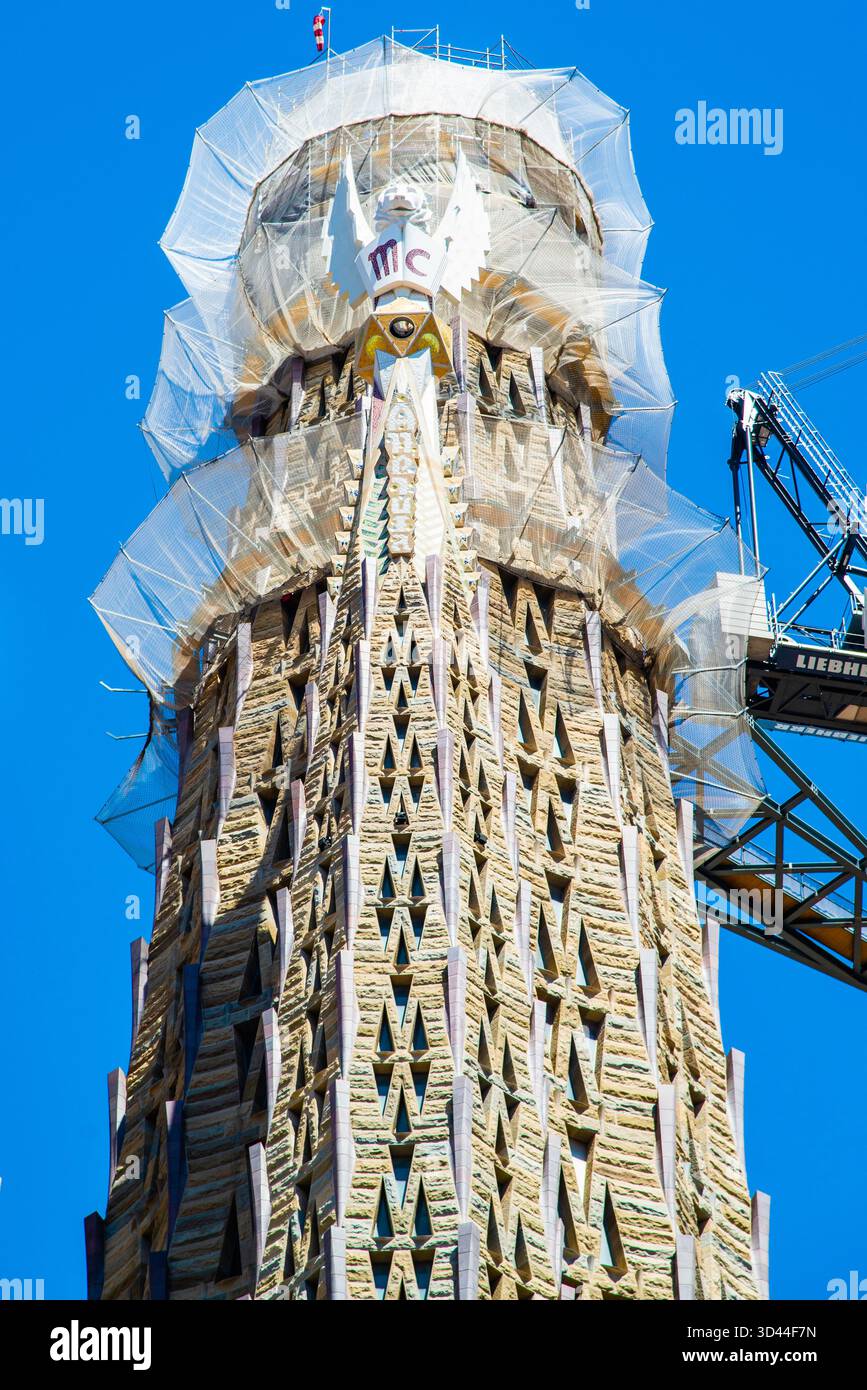 Barcellona, Spagna - 12 luglio 2025: Le splendide torri della basilica della Sagrada Familia a Barcellona, Spagna Foto Stock
