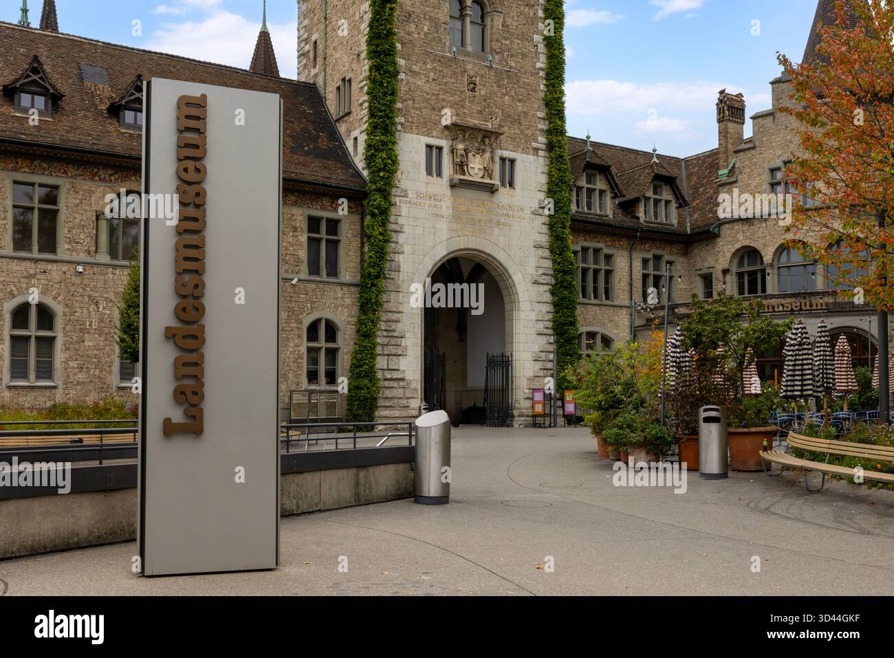 Il Museo Nazionale Svizzero (Landesmuseum), un edificio storico simile a un castello con una moderna estensione in cemento, a Zurigo, Canton Zurigo Foto Stock