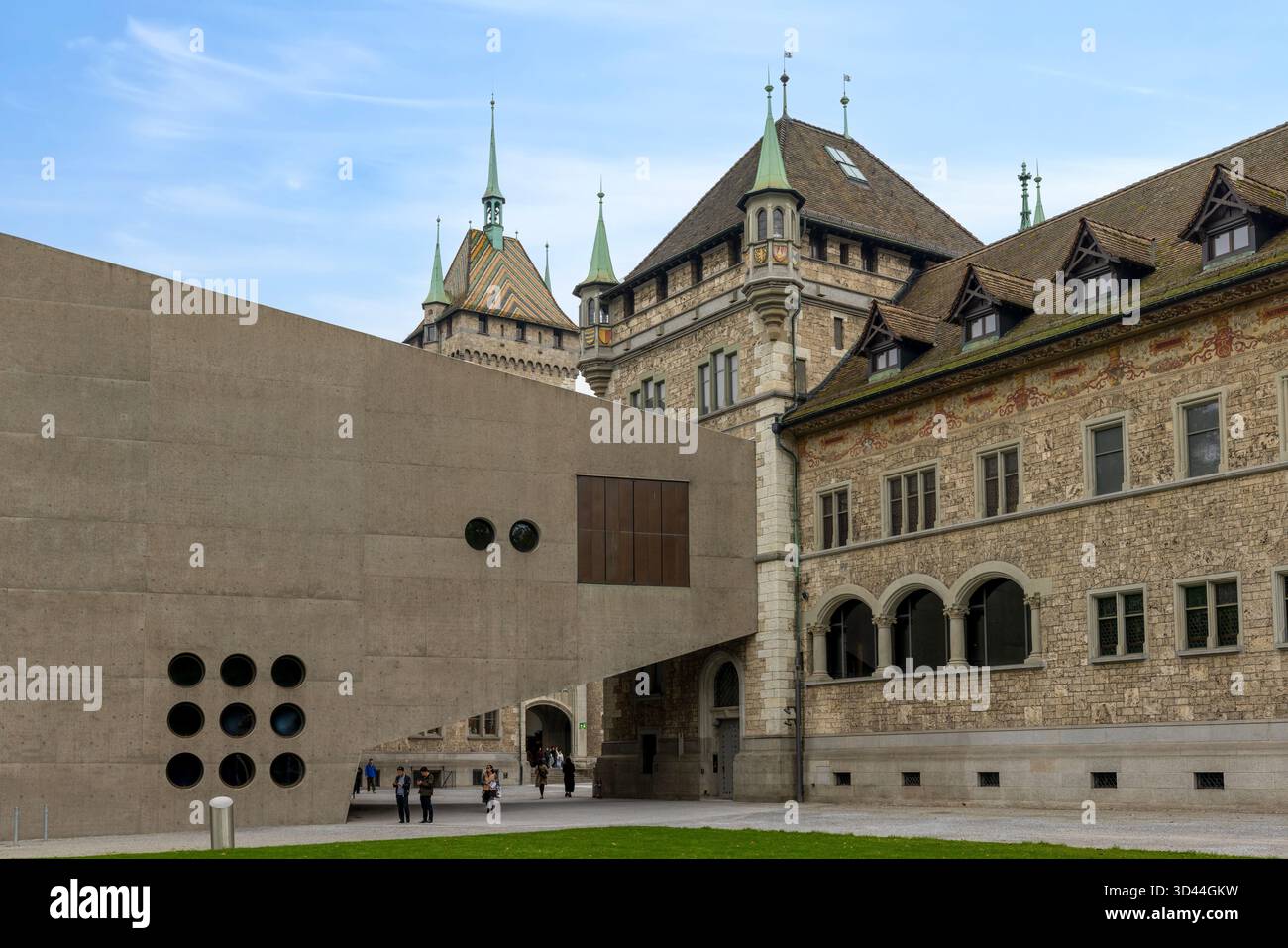 Il Museo Nazionale Svizzero (Landesmuseum), un edificio storico simile a un castello con una moderna estensione in cemento, a Zurigo, Canton Zurigo Foto Stock