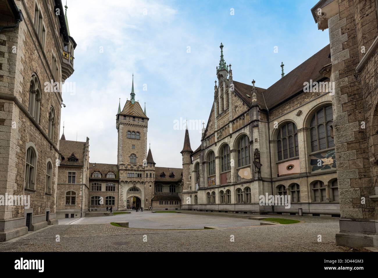 Il Museo Nazionale Svizzero (Landesmuseum), un edificio storico simile a un castello con una moderna estensione in cemento, a Zurigo, Canton Zurigo Foto Stock