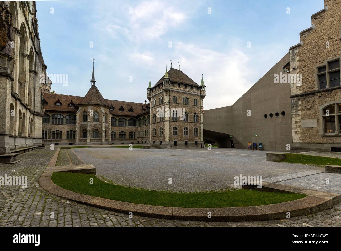 Il Museo Nazionale Svizzero (Landesmuseum), un edificio storico simile a un castello con una moderna estensione in cemento, a Zurigo, Canton Zurigo Foto Stock