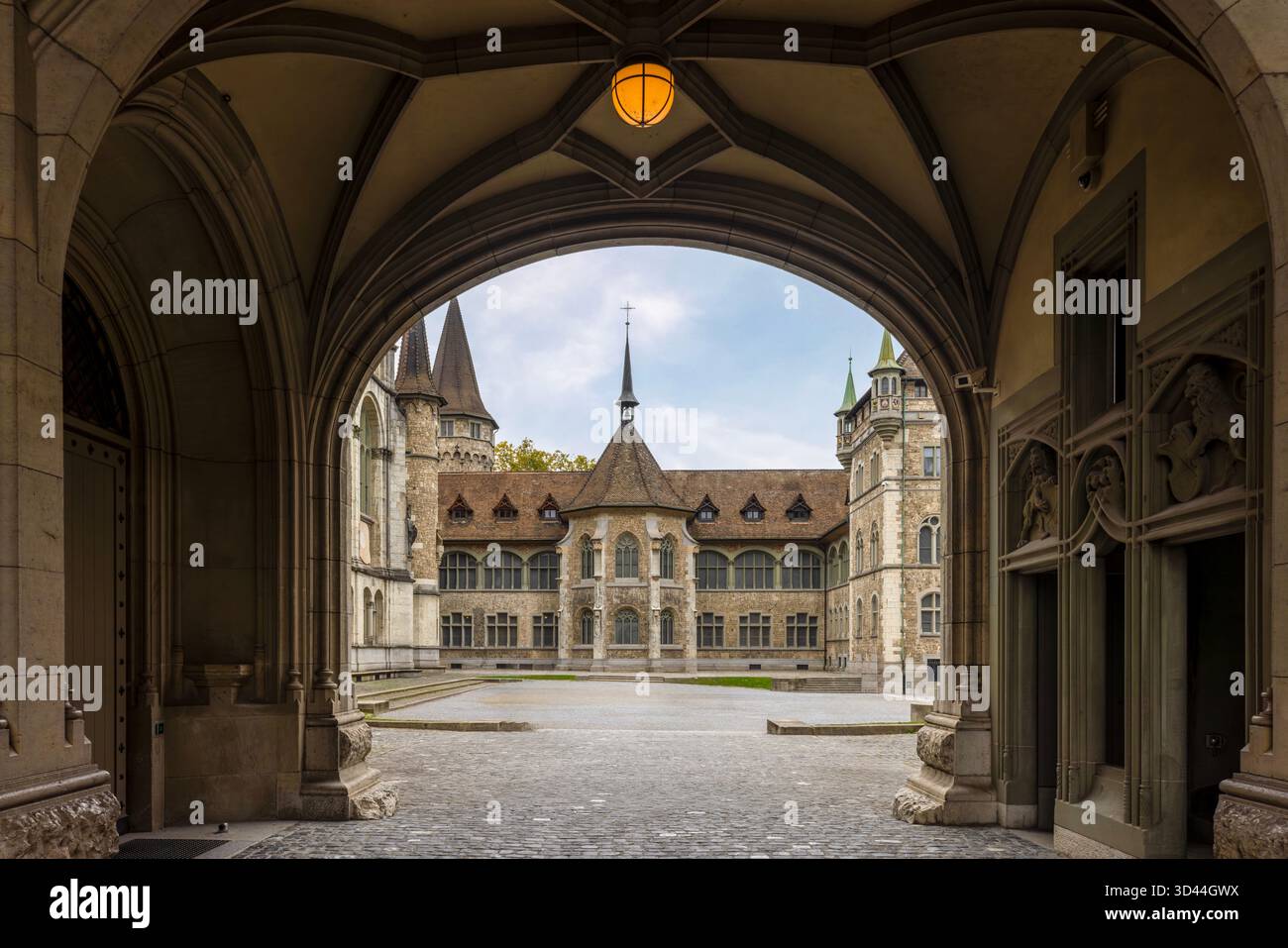 Il Museo Nazionale Svizzero (Landesmuseum), un edificio storico simile a un castello con una moderna estensione in cemento, a Zurigo, Canton Zurigo Foto Stock