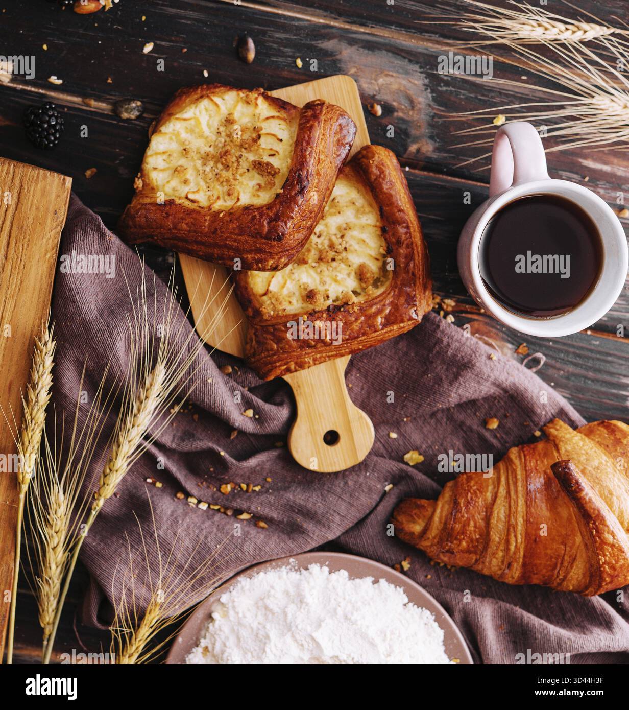 Cibo, croissant croccanti su un vassoio di legno Foto Stock