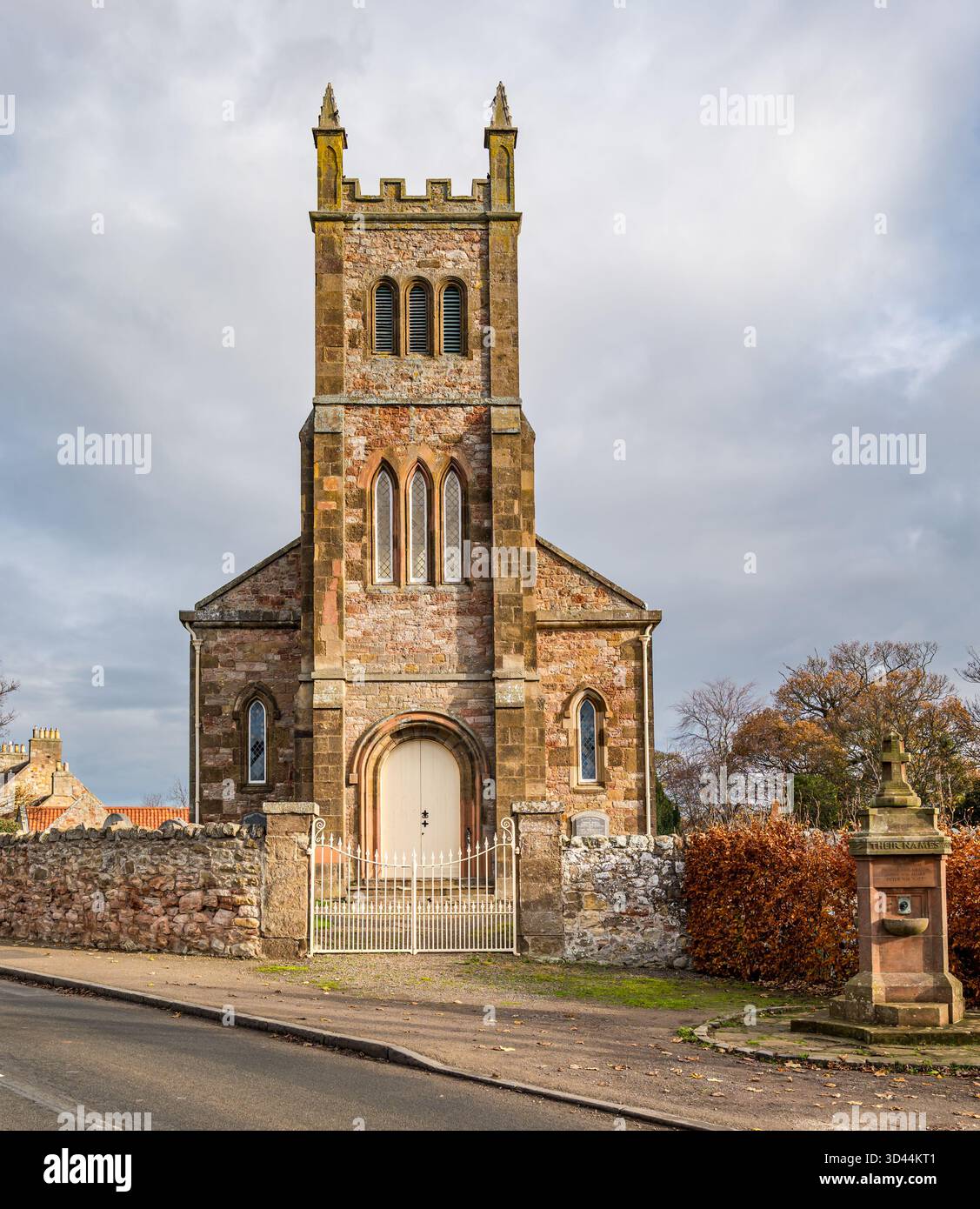 Chiesa di Scozia storica chiesa parrocchiale del villaggio di Bolton e fontana commemorativa in pietra o pozzo, East Lothian, Scozia, Regno Unito Foto Stock