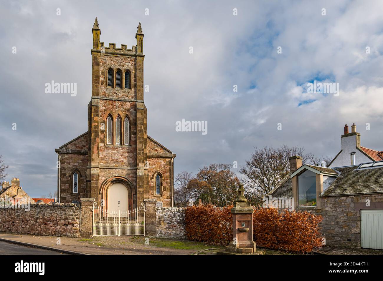 Chiesa di Scozia storica chiesa parrocchiale del villaggio di Bolton e fontana commemorativa in pietra o pozzo, East Lothian, Scozia, Regno Unito Foto Stock