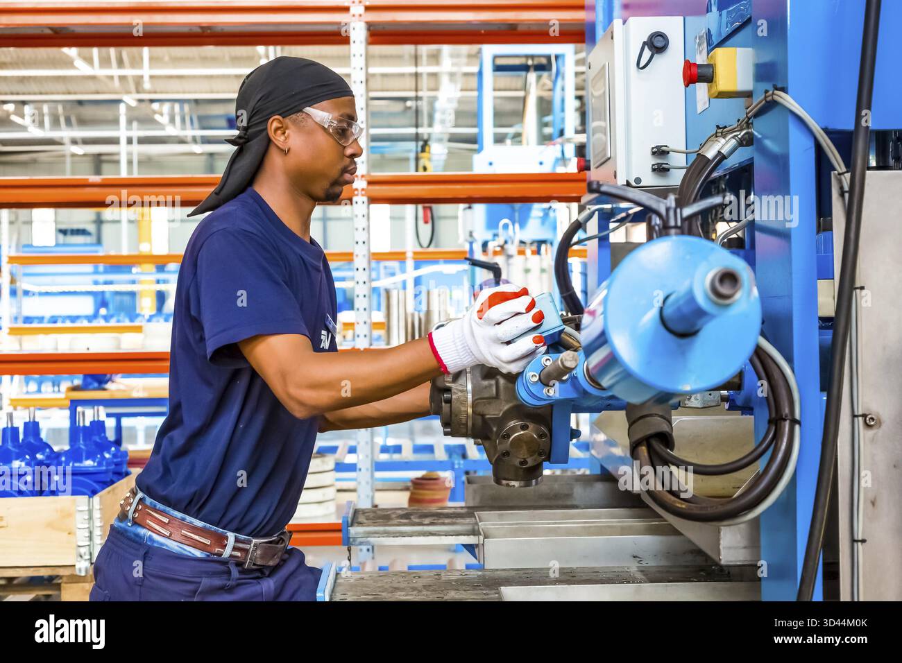 Johannesburg, Sud Africa - 7 Settembre 2016: Valvola industriale di fabbricazione e di montaggio impianto di fabbrica Foto Stock
