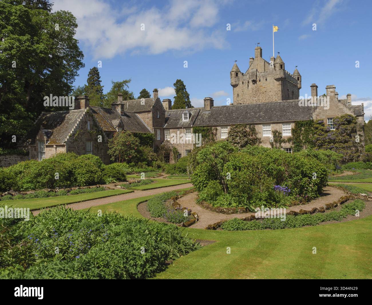 Castello storico con giardini ben tenuti e cieli blu, Inverness, Scozia, Regno Unito Foto Stock