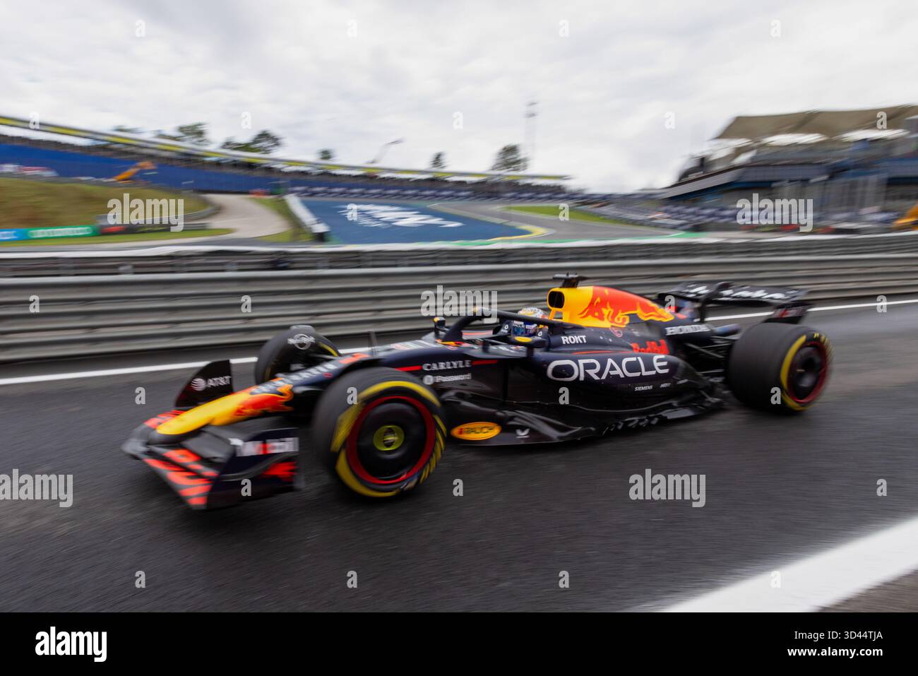 San Paolo, BRA. 11/08/2025. Max Verstappen dei Paesi Bassi alla guida della (1) Oracle Red Bull Racing RB21 Honda RBPT, durante la Formula 1 MSC Cruises grande Premio De Sao Paulo 2025. Crediti: Alessio Morgese / Alamy live news Foto Stock