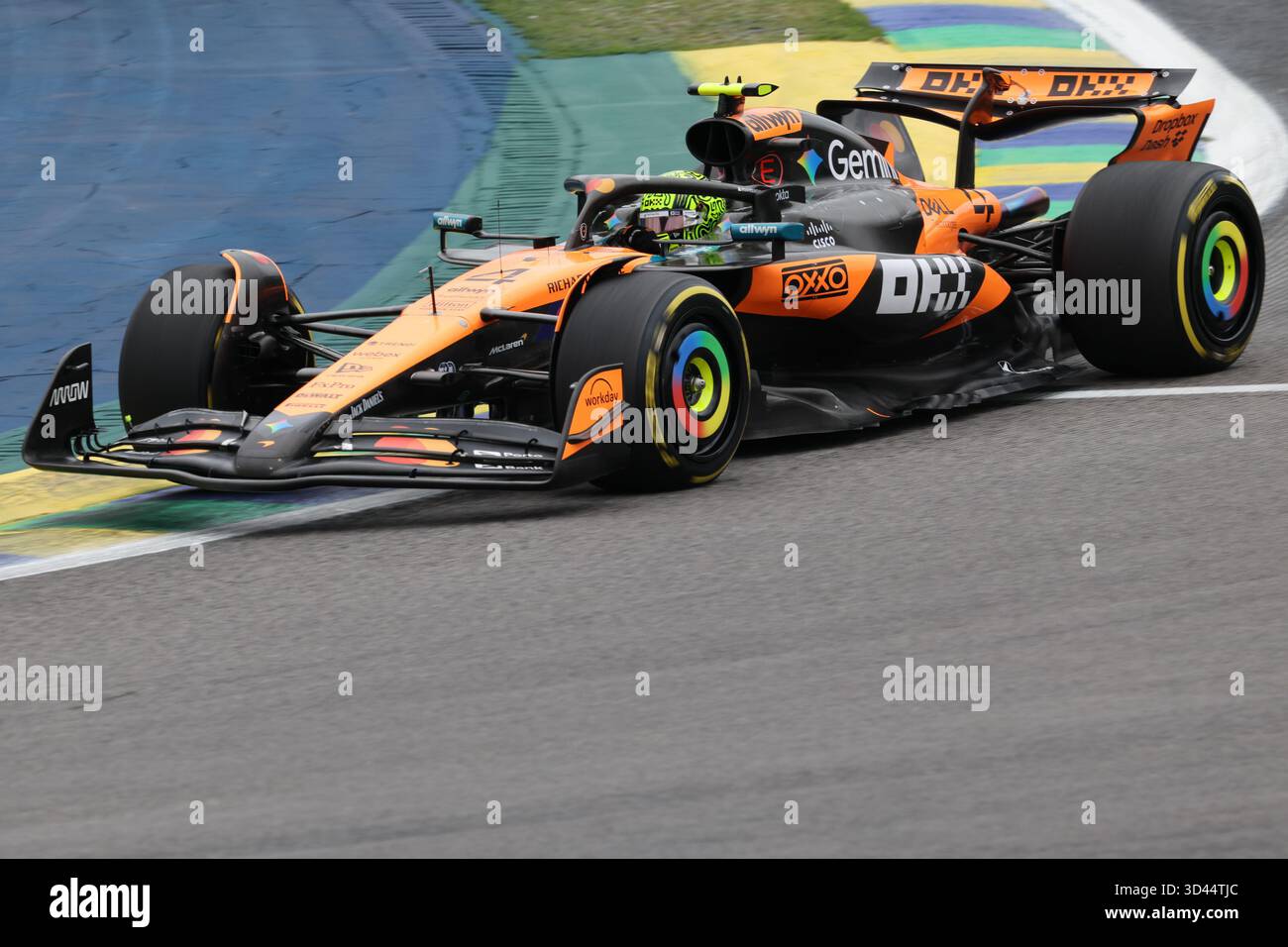San Paolo, BRA. 11/08/2025. Lando Norris del Regno Unito alla guida della (4) McLaren F1 Team MCL39 Mercedes, durante la Formula 1 MSC Cruises grande Premio De Sao Paulo 2025. Crediti: Alessio Morgese / Alamy live news Foto Stock