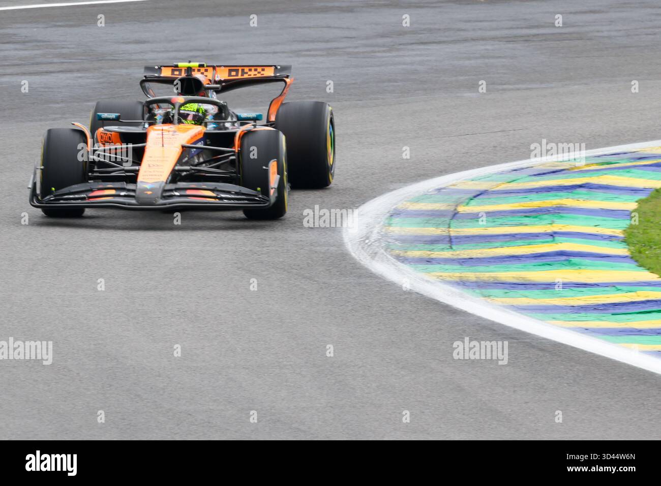 San Paolo, BRA. 11/08/2025. Lando Norris del Regno Unito alla guida della (4) McLaren F1 Team MCL39 Mercedes, durante la Formula 1 MSC Cruises grande Premio De Sao Paulo 2025. Crediti: Alessio Morgese / Alamy live news Foto Stock