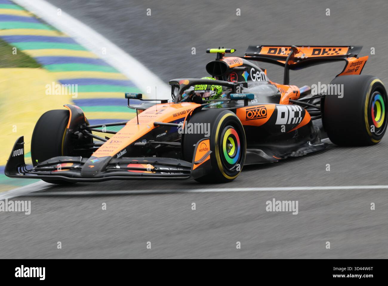 San Paolo, BRA. 11/08/2025. Lando Norris del Regno Unito alla guida della (4) McLaren F1 Team MCL39 Mercedes, durante la Formula 1 MSC Cruises grande Premio De Sao Paulo 2025. Crediti: Alessio Morgese / Alamy live news Foto Stock