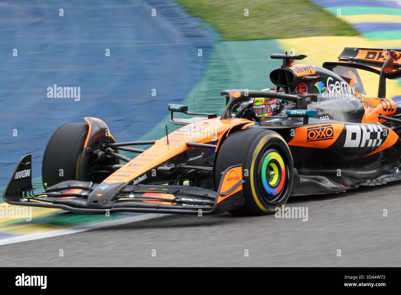 San Paolo, BRA. 11/08/2025. Oscar Piastri dell'Australia alla guida del (81) McLaren F1 Team MCL39 Mercedes, durante la Formula 1 MSC Cruises grande Premio De Sao Paulo 2025. Crediti: Alessio Morgese / Alamy live news Foto Stock