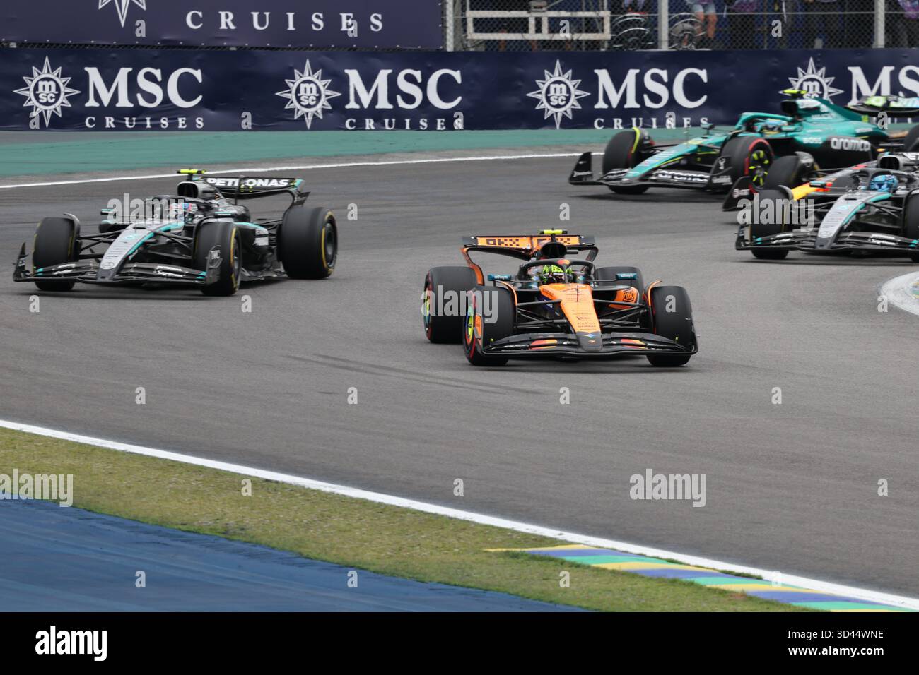 San Paolo, BRA. 11/08/2025. Lando Norris del Regno Unito alla guida della (4) McLaren F1 Team MCL39 Mercedes, durante la Formula 1 MSC Cruises grande Premio De Sao Paulo 2025. Crediti: Alessio Morgese / Alamy live news Foto Stock