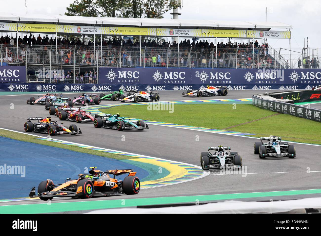 San Paolo, BRA. 11/08/2025. Lando Norris del Regno Unito alla guida della (4) McLaren F1 Team MCL39 Mercedes, durante la Formula 1 MSC Cruises grande Premio De Sao Paulo 2025. Crediti: Alessio Morgese / Alamy live news Foto Stock