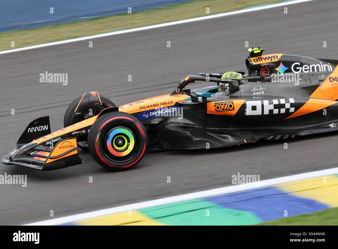 San Paolo, BRA. 11/08/2025. Lando Norris del Regno Unito alla guida della (4) McLaren F1 Team MCL39 Mercedes, durante la Formula 1 MSC Cruises grande Premio De Sao Paulo 2025. Crediti: Alessio Morgese / Alamy live news Foto Stock