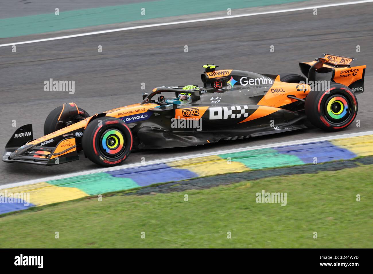 San Paolo, BRA. 11/08/2025. Lando Norris del Regno Unito alla guida della (4) McLaren F1 Team MCL39 Mercedes, durante la Formula 1 MSC Cruises grande Premio De Sao Paulo 2025. Crediti: Alessio Morgese / Alamy live news Foto Stock