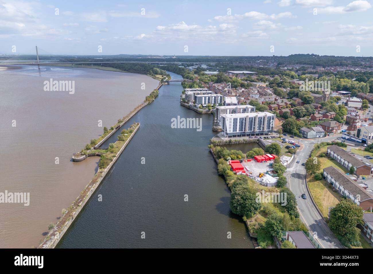 Veduta aerea degli appartamenti sul ponte accanto al Manchester Ship Canal e al fiume Mersey, Runcorn, Cheshire, Regno Unito. Foto Stock
