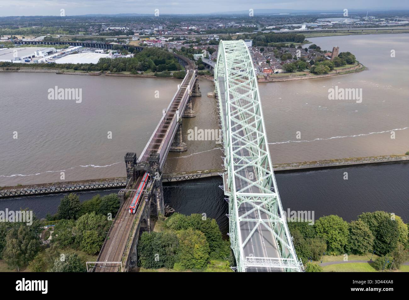Vista aerea del ponte a pedaggio Silver Jubilee e del ponte ferroviario Runcorn sul fiume Mersey e sul Manchester Ship Canal, Runcorn, Regno Unito. Foto Stock