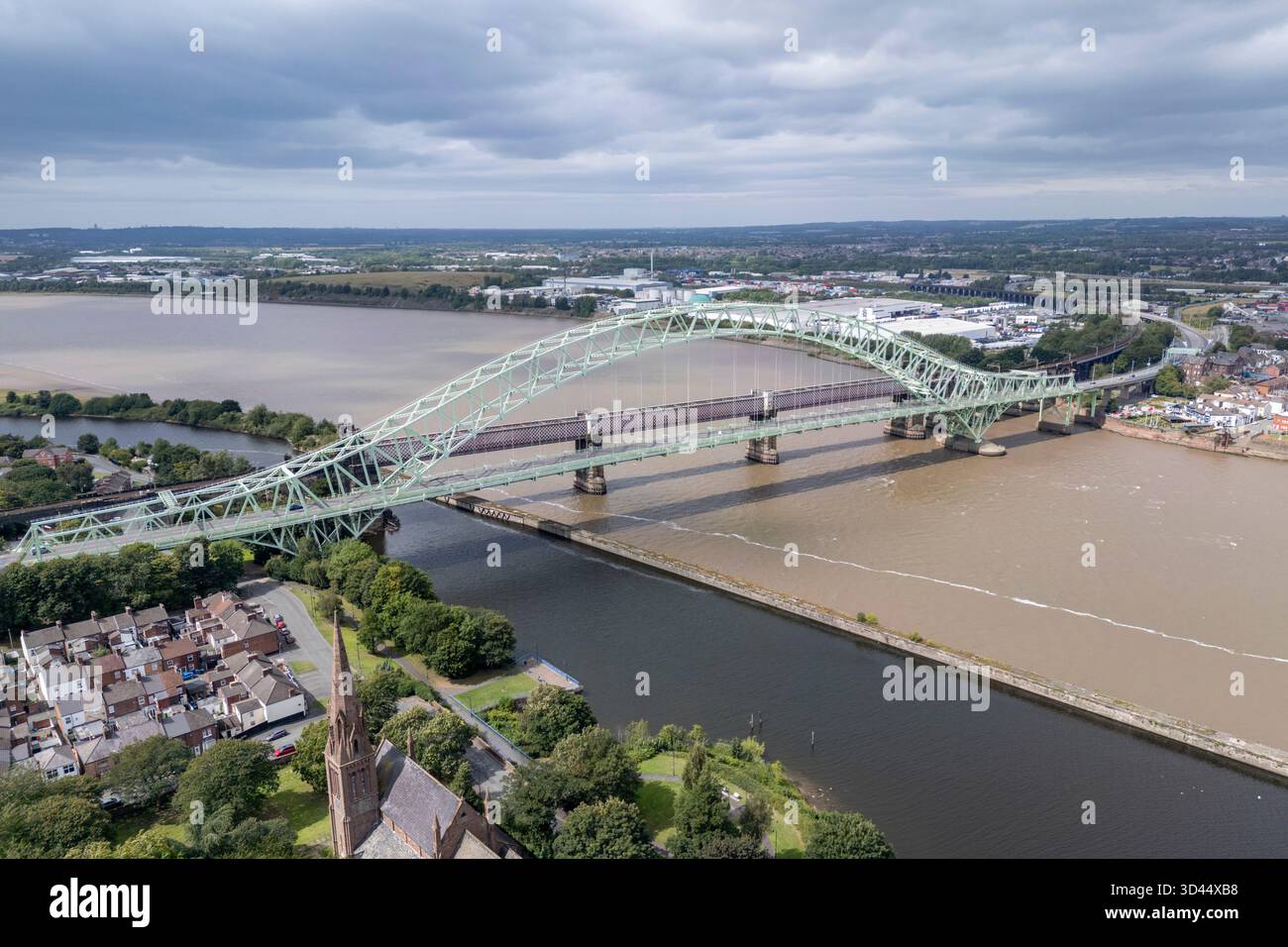 Vista aerea del ponte a pedaggio Silver Jubilee e del ponte ferroviario Runcorn sul fiume Mersey e sul Manchester Ship Canal, Runcorn, Regno Unito. Foto Stock
