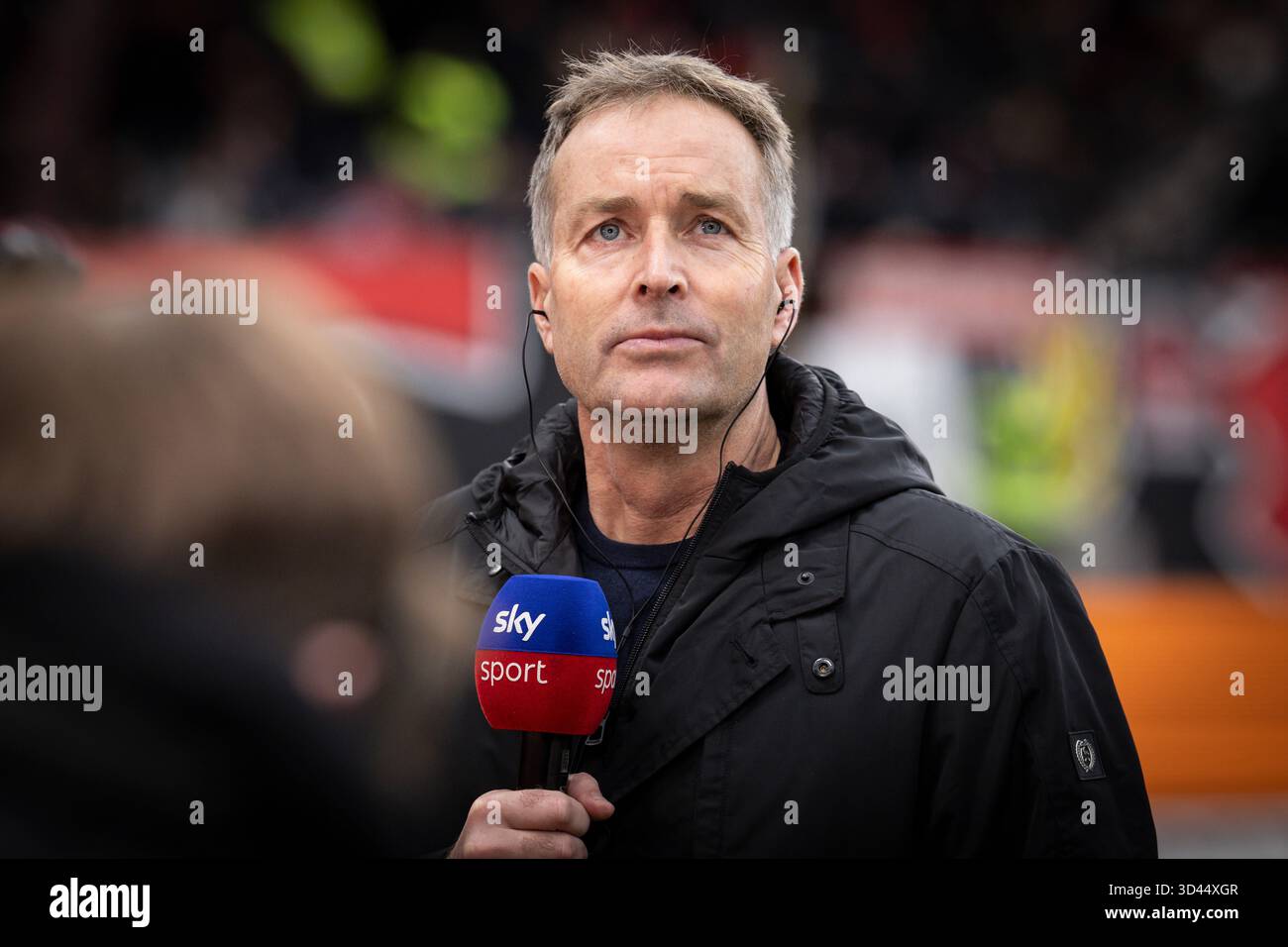 LEVERKUSEN, GERMANIA - 8 NOVEMBRE: Kasper Hjulmand (allenatore Bayer 04 Leverkusen) durante la partita di Bundesliga (giorno 10) tra Bayer 04 Leverkusen e FC Heidenheim alla BayArena l'8 novembre 2025 a Leverkusen, Germania. (Foto di Axel K Foto Stock