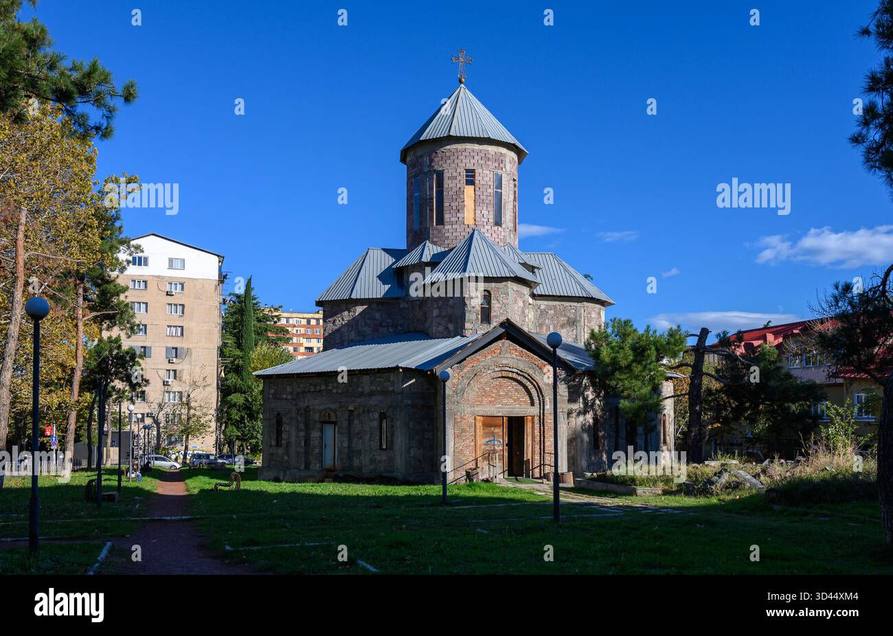 Vecchia chiesa. La calda illuminazione mattutina e le ombre del tetto mettono in risalto la texture, creando uno sfondo accogliente per il turismo e la fotografia culturale. Foto Stock