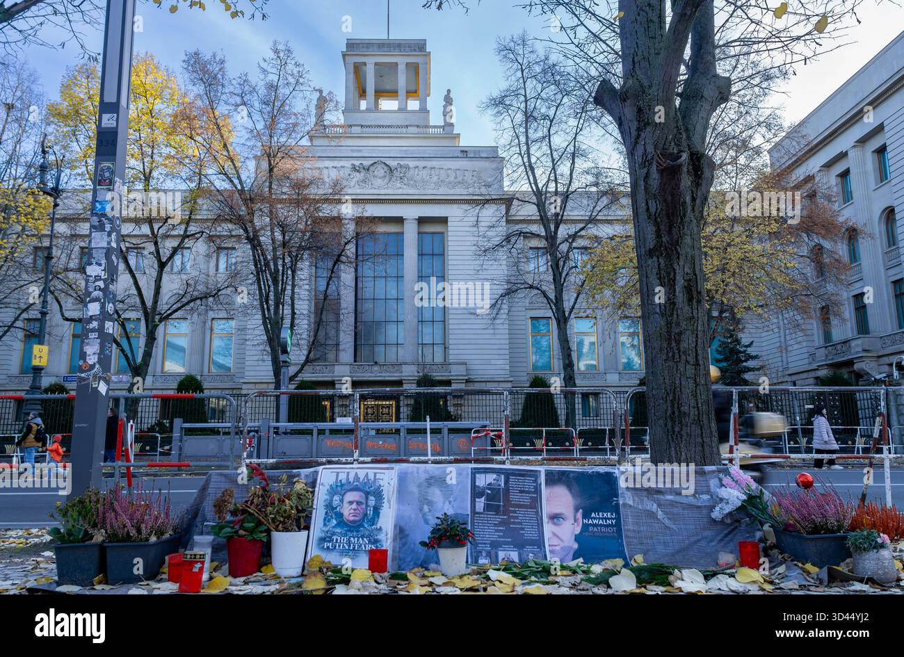 Un'installazione commemorativa per il defunto leader dell'opposizione russa Alexei Navalny di fronte all'ambasciata russa a Unter den Linden, Berlino, Germania. Foto Stock