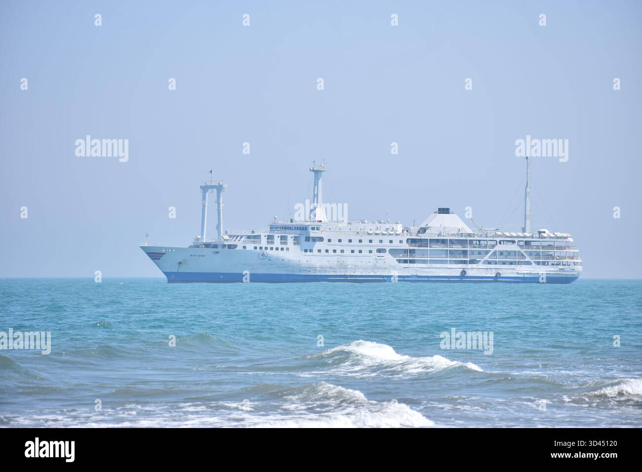 Nave da crociera Bay One - Pride of the Bay, navigando oltre Horizons Foto Stock