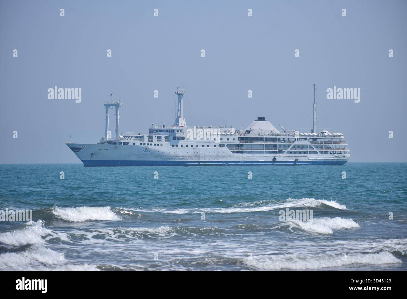 Nave da crociera Bay One - Pride of the Bay, navigando oltre Horizons Foto Stock