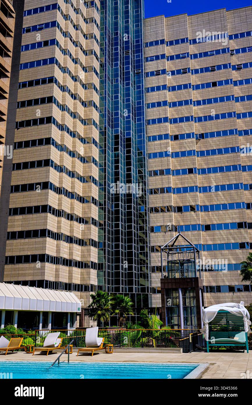 Il Pool Deck all'aperto dell'hotel Hyatt Regency Harare Meikles offre vedute panoramiche della città. Foto Stock