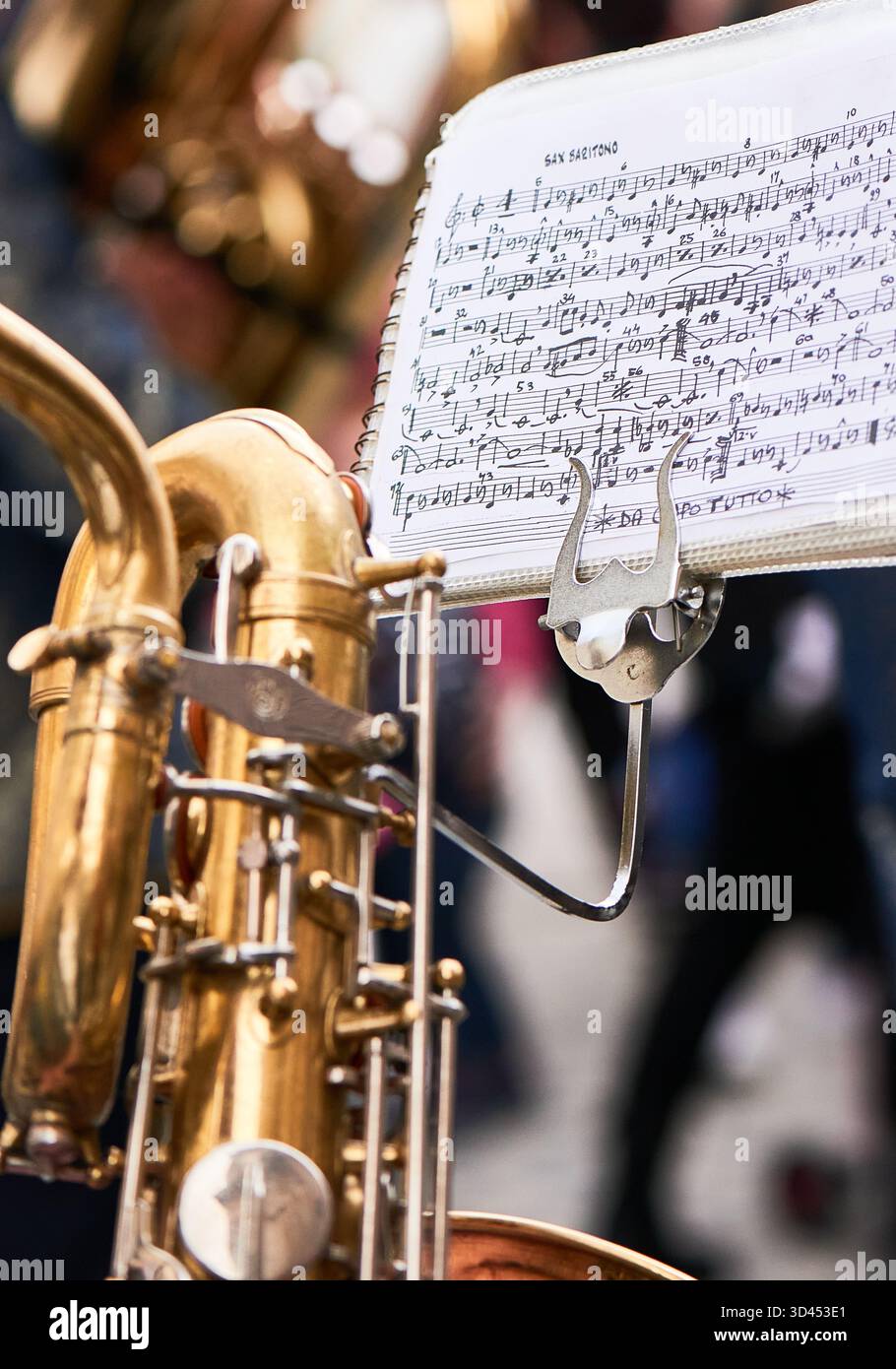 Partitura musicale nella parte anteriore dei giocatori di una banda di paese, la parte visibile dello strumento Foto Stock