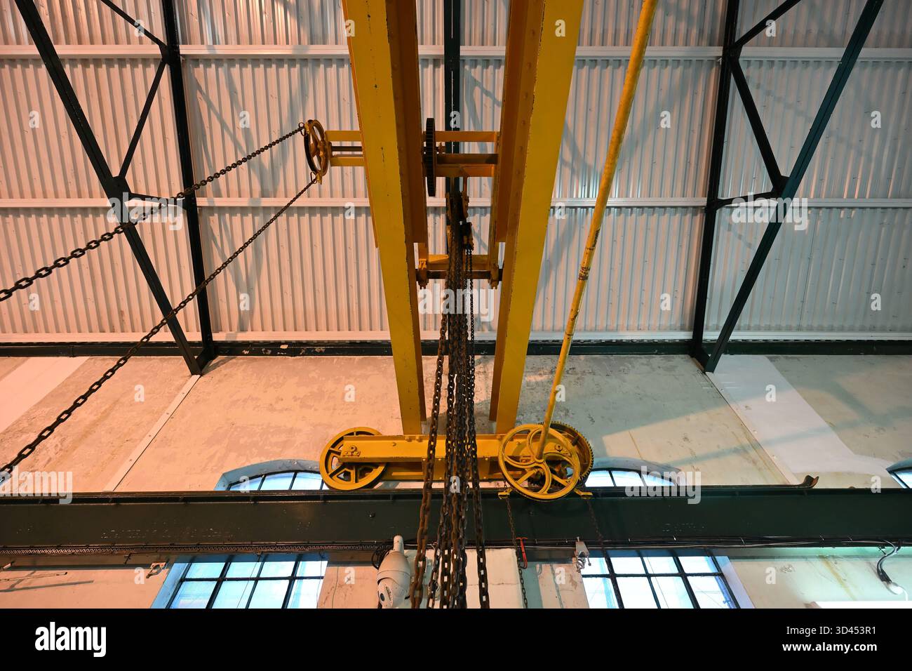 Gru a ponte presso West India Docks Impounding Station - Docklands - Londra Foto Stock