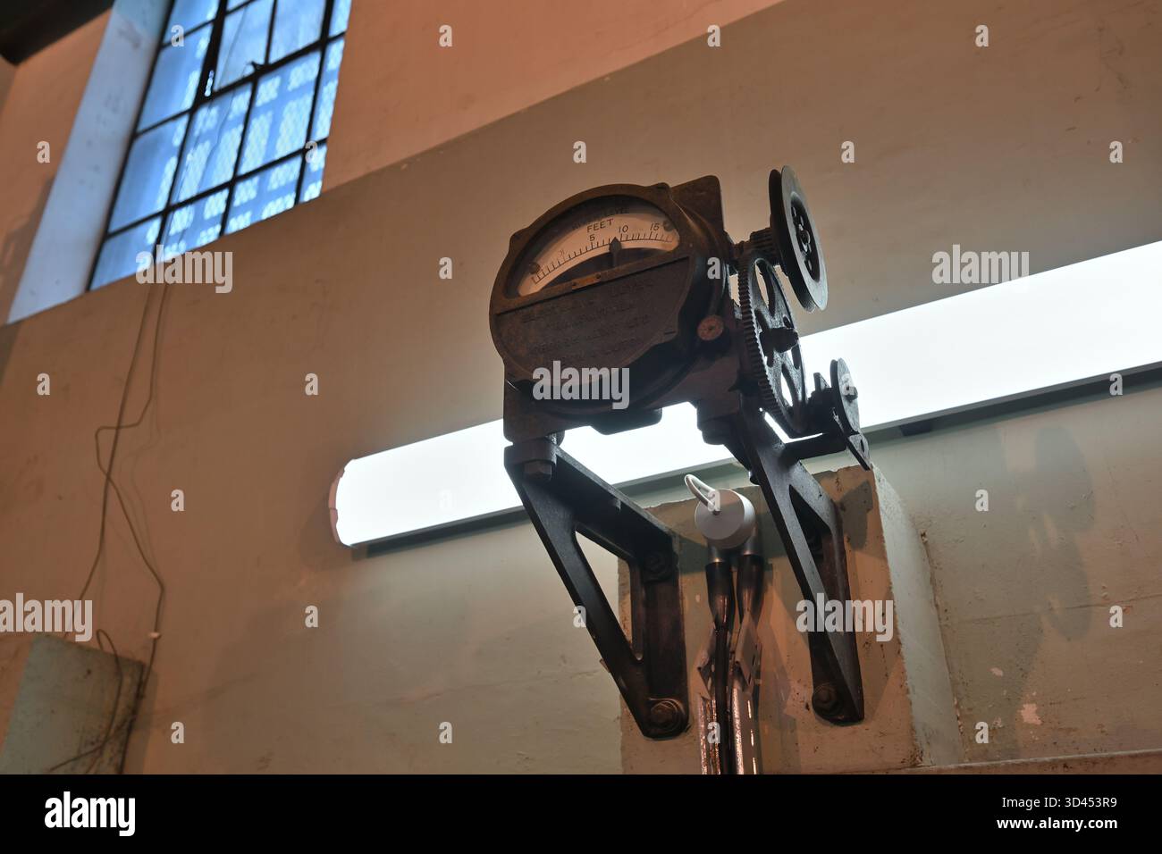 Indicatore di profondità dell'acqua - West India Docks Impounding Station - Docklands - Londra Foto Stock