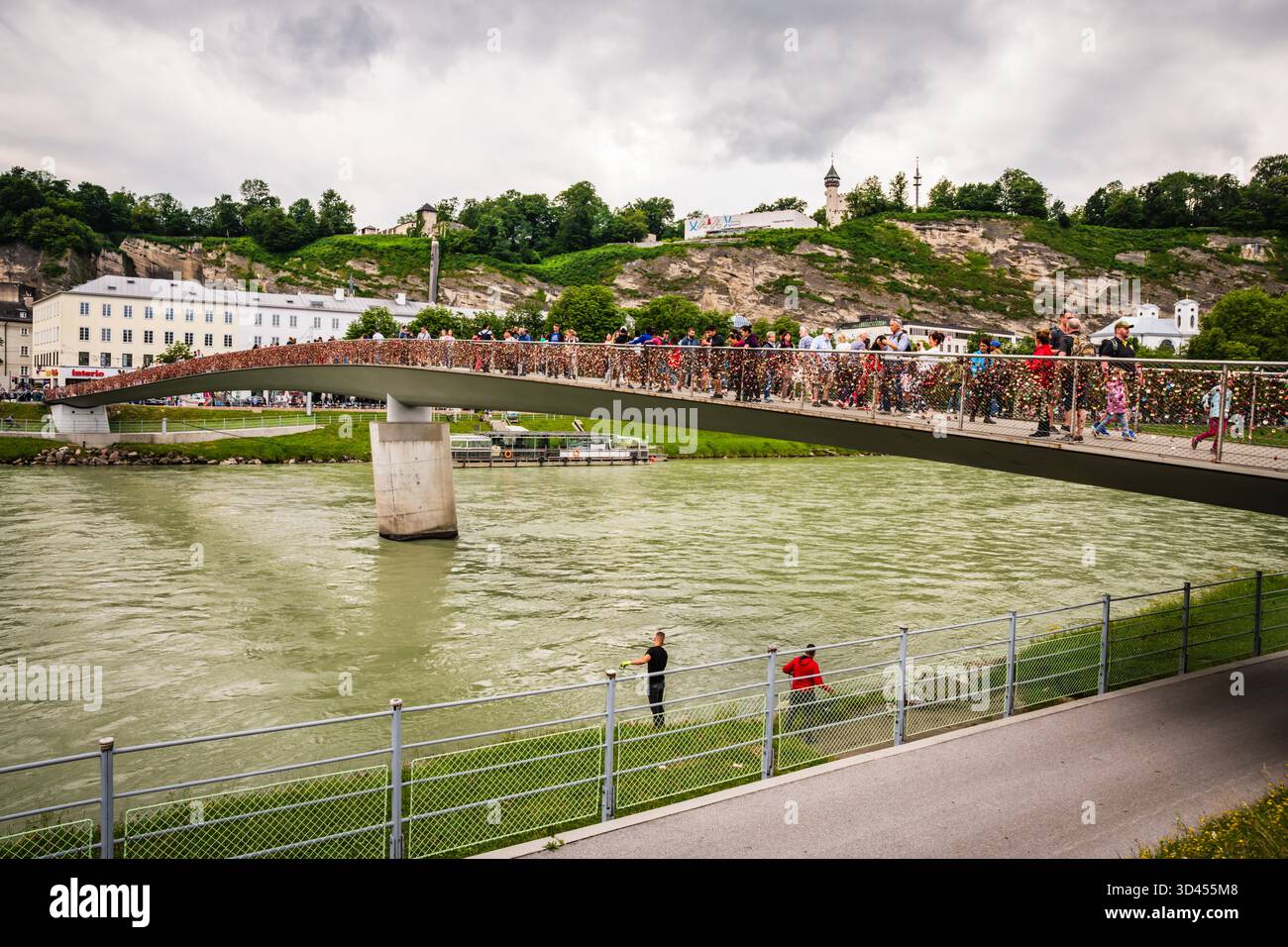 Makartsteg, o Marko Feingold Steg, è un ponte sul fiume Salzach, dove le coppie posizionano lucchetti per simboleggiare l'amore eterno. Foto Stock