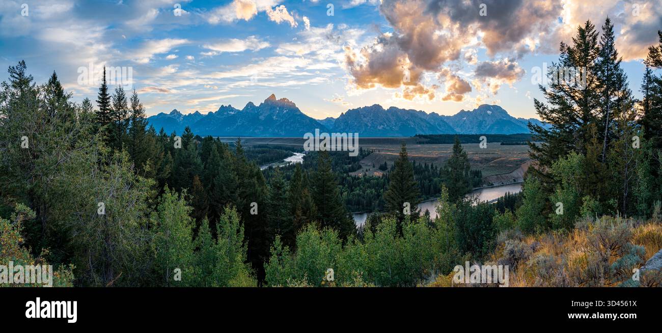 Il Grand Teton Sunset Vista dal fiume Snake si affaccia nel Grand Teton National Park cattura l'aspro paesaggio della catena montuosa Teton. la vista è un populismo Foto Stock