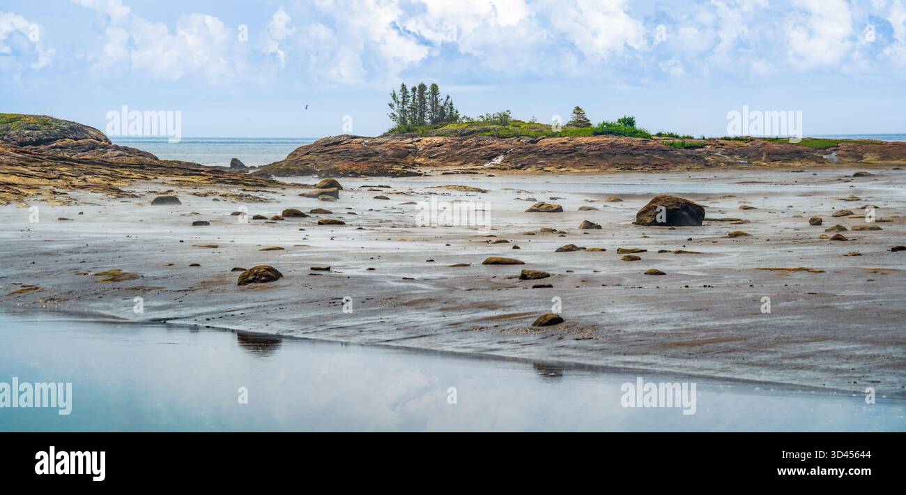 Le condizioni nebbiose avvolsero la costa frastagliata del Îles de la Madeleine in Quebec, Canada, lungo il fiume San Lorenzo. Il litorale roccioso è uno spettacolo Foto Stock