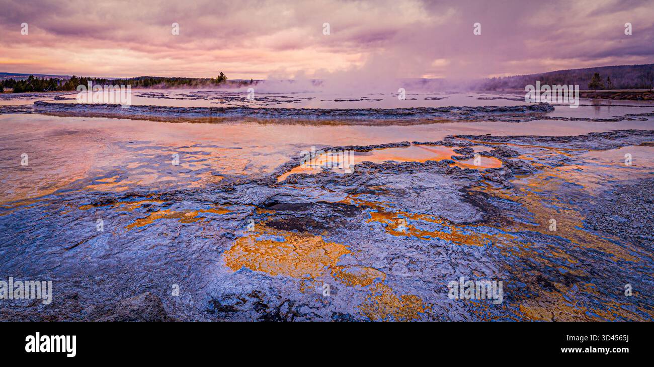 Il Great Fountain Gyser di Yellowstone mette in mostra l'attività geotermica del parco nel parco nazionale di Yellowstone, in Wyoming. Foto Stock