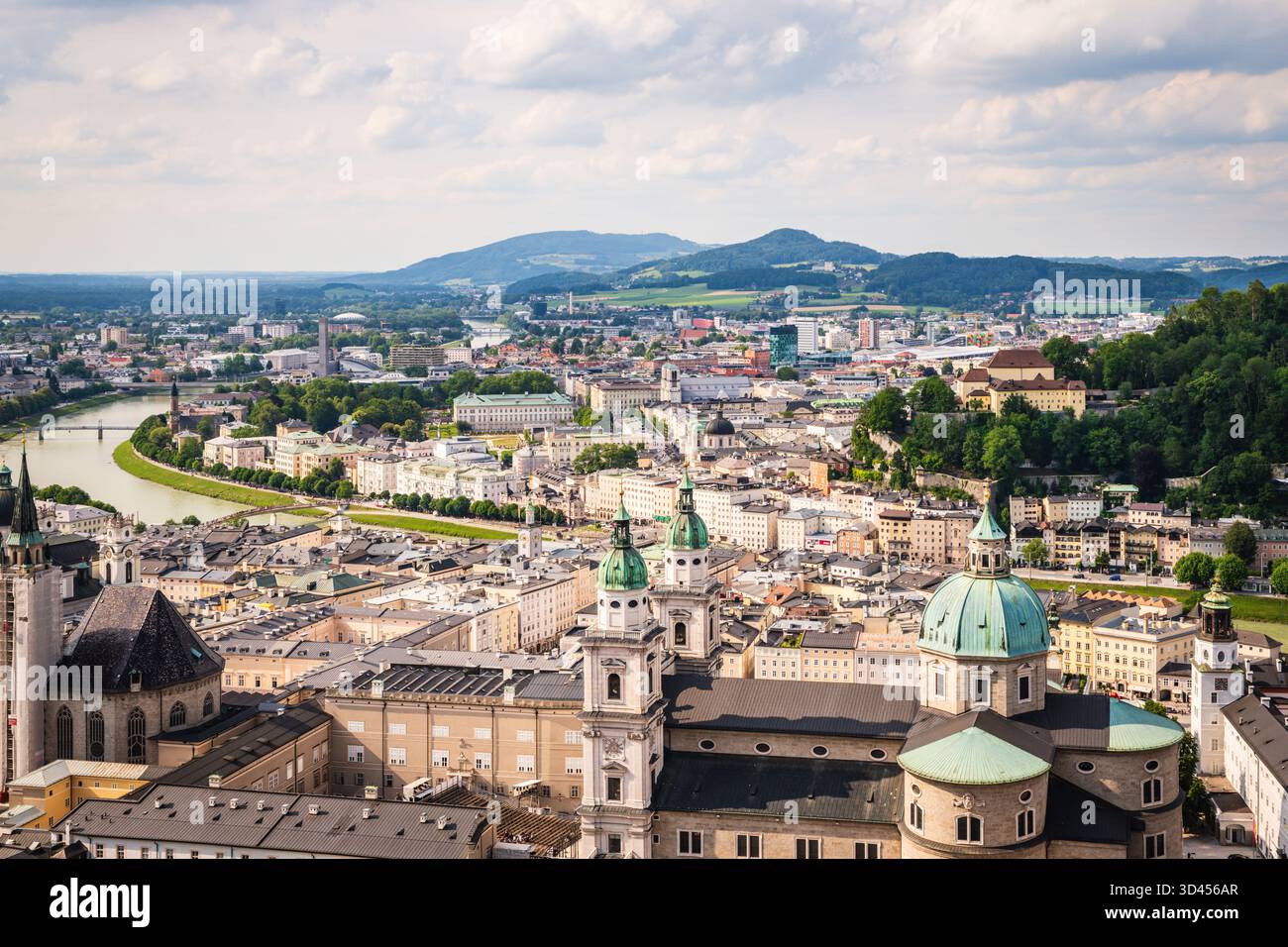Vista aerea panoramica del centro storico di Salisburgo, Austria, dalla fortezza di Hohensalzburg, in cima al monte Festungsberg, a un'altitudine di 506 m.. Foto Stock