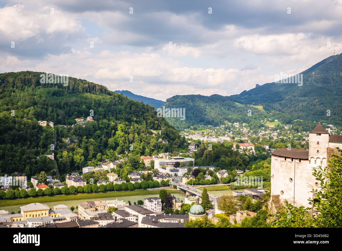 Vista aerea panoramica della città vecchia di Salisburgo, dell'Austria e della campagna circostante dalla fortezza di Hohensalzburg, in cima al monte Festungsberg, a an el Foto Stock