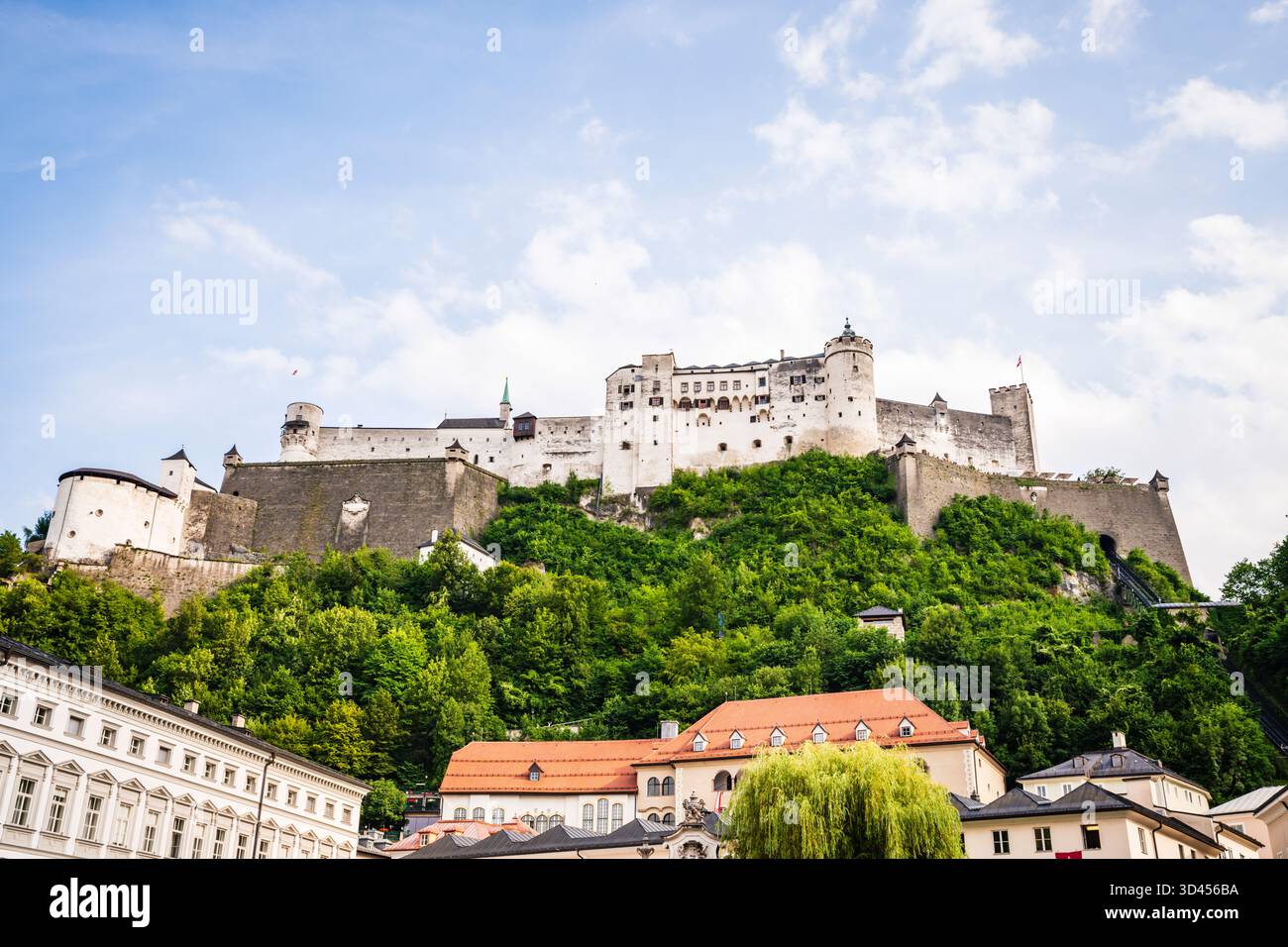La Fortezza di Hohensalzburg è il più grande castello completamente conservato dell'Europa centrale e anche l'emblema della città di Salisburgo. Foto Stock