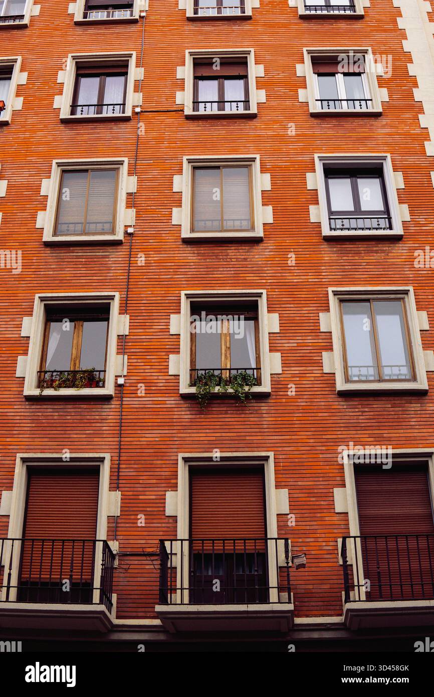 La straordinaria simmetria urbana incontra le calde tonalità di terracotta Foto Stock