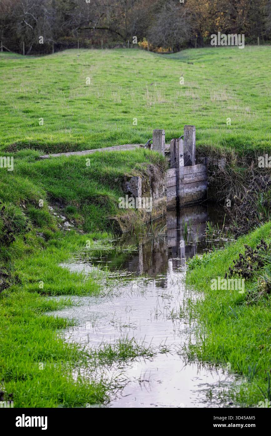 Un cancello di legno nei prati d'acqua di Harnham, Salisbury, Regno Unito, l'8 novembre 2025 Foto Stock