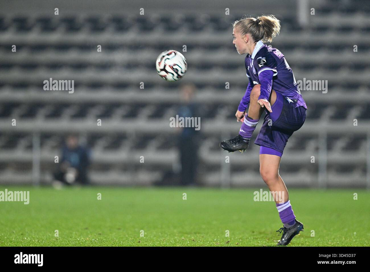 Nikki Ijzerman (29) di Anderlecht, nella foto di una partita di calcio femminile tra le donne RSC Anderlecht e il Club Brugge YLA nell'ottavo giorno della stagione 2024 - 2025 della belga lotto Womens Super League, sabato 8 novembre 2025 a Deinze, Belgio. FOTO SPORTPIX | David Catry Foto Stock
