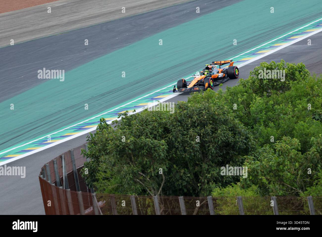 San Paolo, BRA. 11/08/2025. Lando Norris del Regno Unito alla guida della (4) McLaren F1 Team MCL39 Mercedes, durante la Formula 1 MSC Cruises grande Premio De Sao Paulo 2025. Crediti: Alessio Morgese / Alamy live news Foto Stock