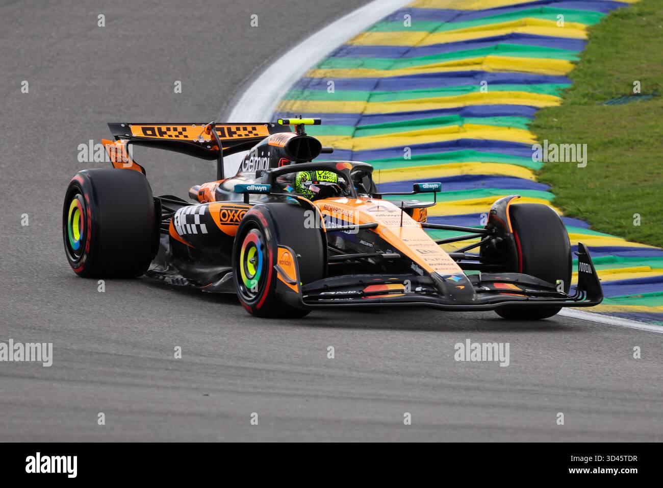 San Paolo, BRA. 11/08/2025. Lando Norris del Regno Unito alla guida della (4) McLaren F1 Team MCL39 Mercedes, durante la Formula 1 MSC Cruises grande Premio De Sao Paulo 2025. Crediti: Alessio Morgese / Alamy live news Foto Stock