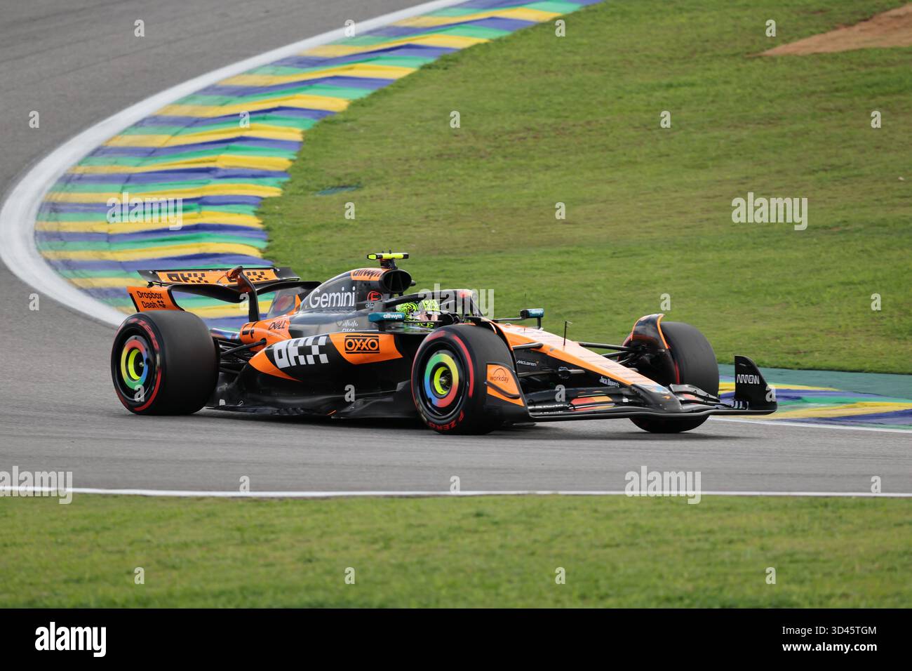 San Paolo, BRA. 11/08/2025. Lando Norris del Regno Unito alla guida della (4) McLaren F1 Team MCL39 Mercedes, durante la Formula 1 MSC Cruises grande Premio De Sao Paulo 2025. Crediti: Alessio Morgese / Alamy live news Foto Stock