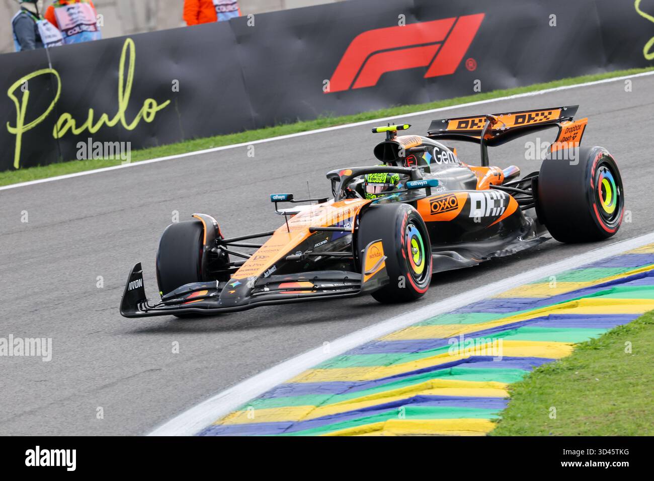 San Paolo, BRA. 11/08/2025. Lando Norris del Regno Unito alla guida della (4) McLaren F1 Team MCL39 Mercedes, durante la Formula 1 MSC Cruises grande Premio De Sao Paulo 2025. Crediti: Alessio Morgese / Alamy live news Foto Stock