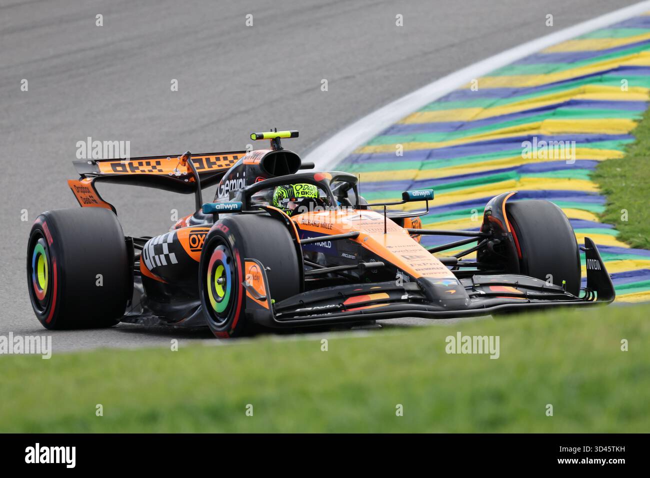 San Paolo, BRA. 11/08/2025. Lando Norris del Regno Unito alla guida della (4) McLaren F1 Team MCL39 Mercedes, durante la Formula 1 MSC Cruises grande Premio De Sao Paulo 2025. Crediti: Alessio Morgese / Alamy live news Foto Stock