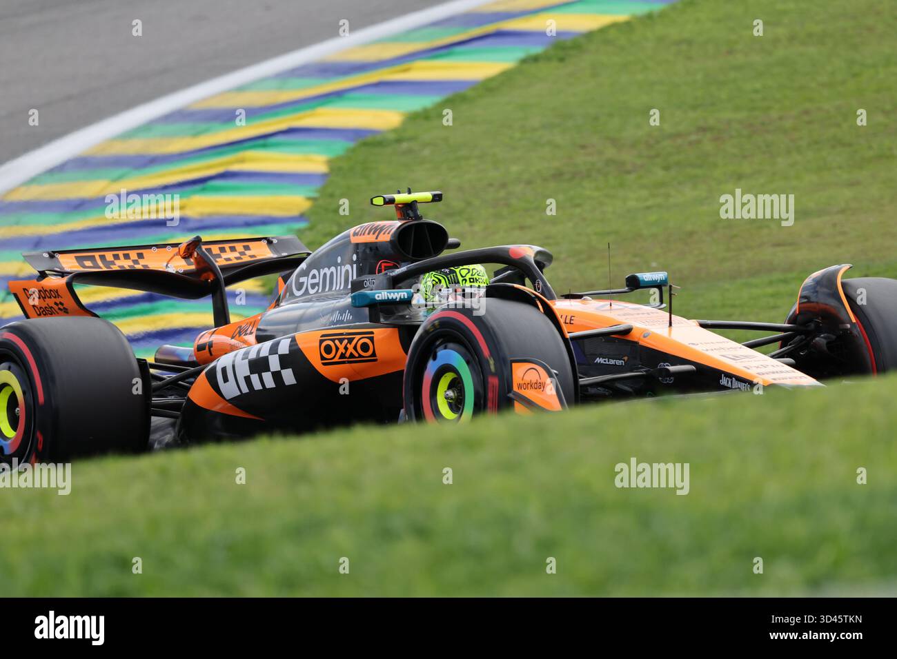 San Paolo, BRA. 11/08/2025. Lando Norris del Regno Unito alla guida della (4) McLaren F1 Team MCL39 Mercedes, durante la Formula 1 MSC Cruises grande Premio De Sao Paulo 2025. Crediti: Alessio Morgese / Alamy live news Foto Stock