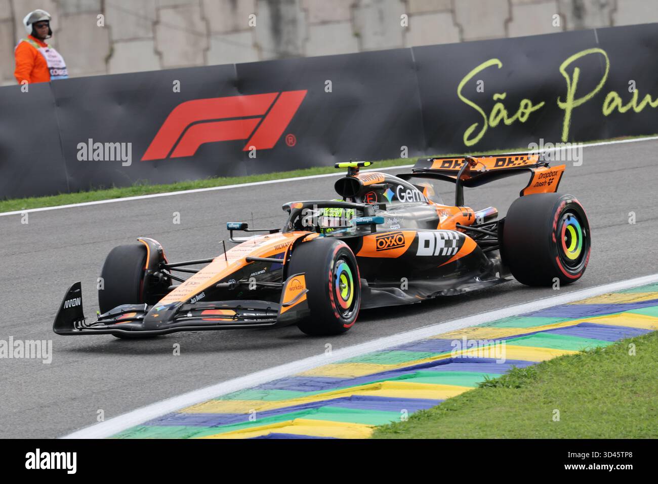 San Paolo, BRA. 11/08/2025. Lando Norris del Regno Unito alla guida della (4) McLaren F1 Team MCL39 Mercedes, durante la Formula 1 MSC Cruises grande Premio De Sao Paulo 2025. Crediti: Alessio Morgese / Alamy live news Foto Stock